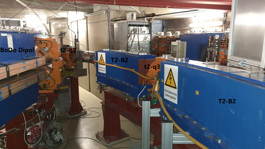 T2-Magnete (Foto) Das Bild zeigt einen Teil der Transferlinienmagnete (T2) im Übergang vom Booster-Synchrotron (BoDo) zum Speicherring (Ausschnitt).