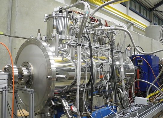 SCW Supraleitender Wiggler in zylindrischem Gehäuse mit vielen Anschlüssen
