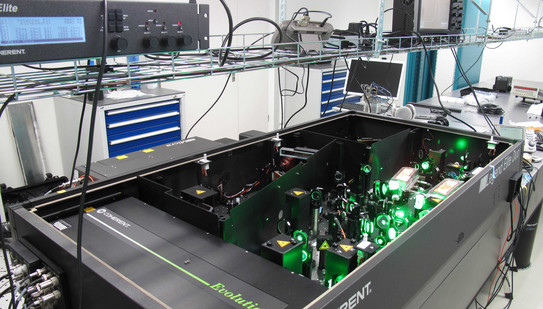 Titan:Saphir-Laser Verstärker des Titan:Saphir-Kurzpulslasers mit grünem Licht vom Neodym-Pumplaser