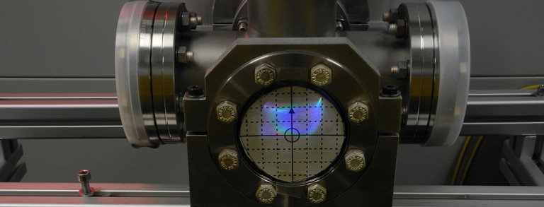 BL4Experiment Vakuumfenster mit einem bunten Fleck der Undulatorstrahlung