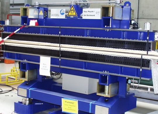 U55 Undulator U55 mit Permanentmagneten und blauem Gestell