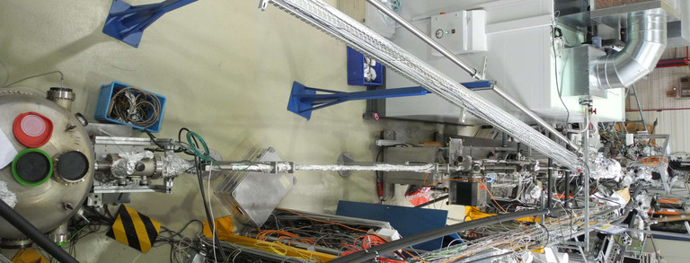 Beamline 5 Synchrotronstrahllinie BL 5, links Vakuumtank mit einem Monochromator, rechts der Experimentierplatz
