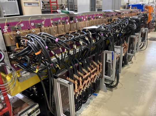 U250 Undulator U250 mit Elektromagneten und Anschüssen für Strom und Kühlwasser