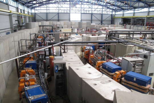 DELTA-Beschleunigerhalle Elektronenspeicherring DELTA in der Beschleunigerhalle mit Magneten und Teilen der 1 Meter dicken Strahlenschutzmauer