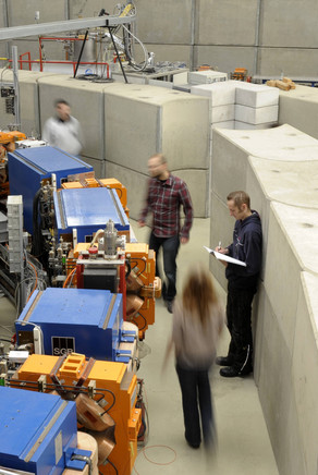 BoDo Synchrotron BoDo mit mehreren Personen, zum Teil unscharf