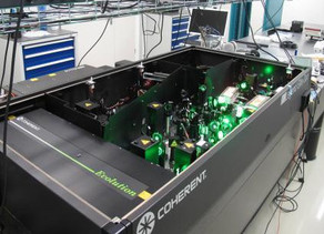 Titan:Saphir-Laser Verstärker des Titan:Saphir-Kurzpulslasers mit grünem Licht vom Neodym-Pumplaser