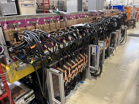 Undulator U250 Undulator U250, bestehend aus zahlreichen Elektromagneten im Kupferspulen und schwarzen Anschlüssen für Kühlwasser.