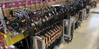 Undulator U250 Undulator U250, bestehend aus zahlreichen Elektromagneten im Kupferspulen und schwarzen Anschlüssen für Kühlwasser.