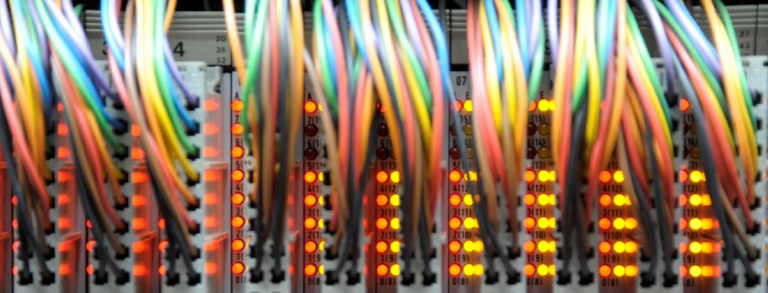 Elektronik Elektronik mit LED-Lampen und bunten Kabeln