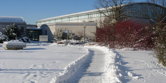 DELTA Gebäude im Schnee